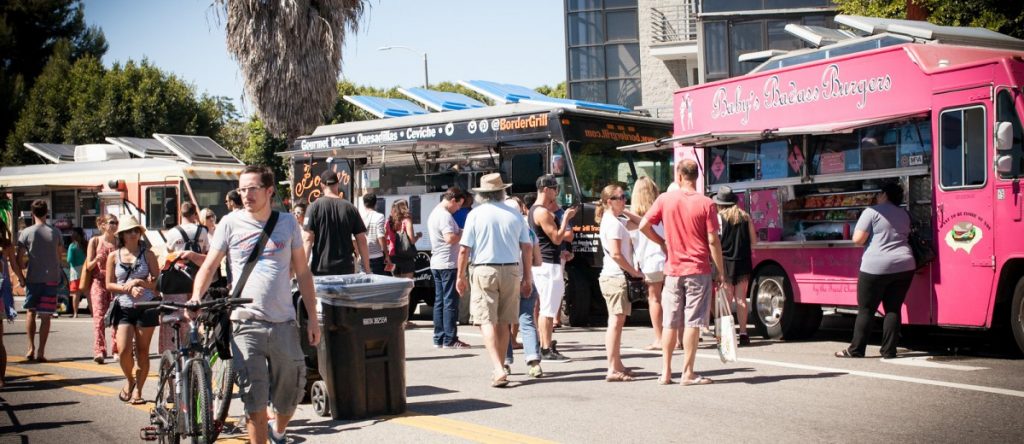 Diversos food trucks espalhados pela cidade e visite os mercados locais para economizar no seu custo de vida em Los Angeles.