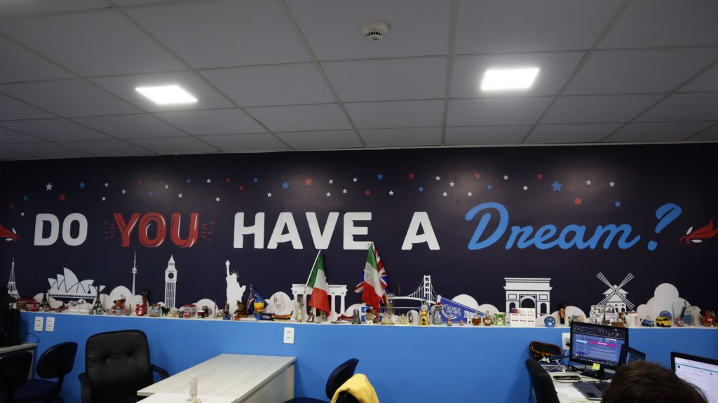 Adesivo de parede da Dreams Intercâmbios, com o texto "Do you have a Dream?" escrito