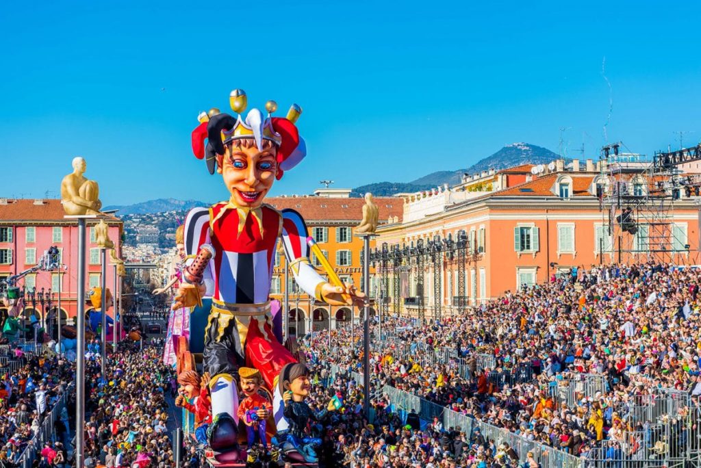 Celebração com várias pessoas em Nice, França: Carnaval pelo mundo
