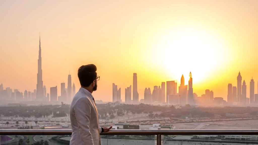 Homem observando o horizonte de Dubai. Custo de vida em Dubai.