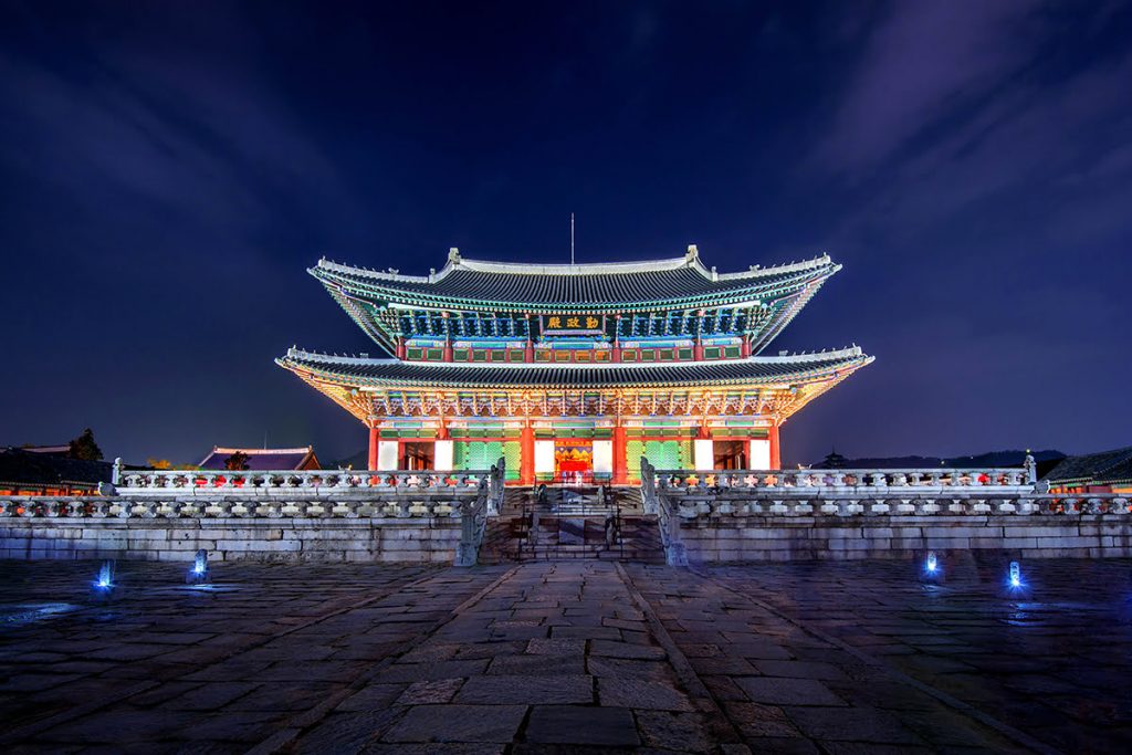 Fazer intercâmbio em Seul: Fachada do Palácio Gyeongbokgung à noite, iluminada.