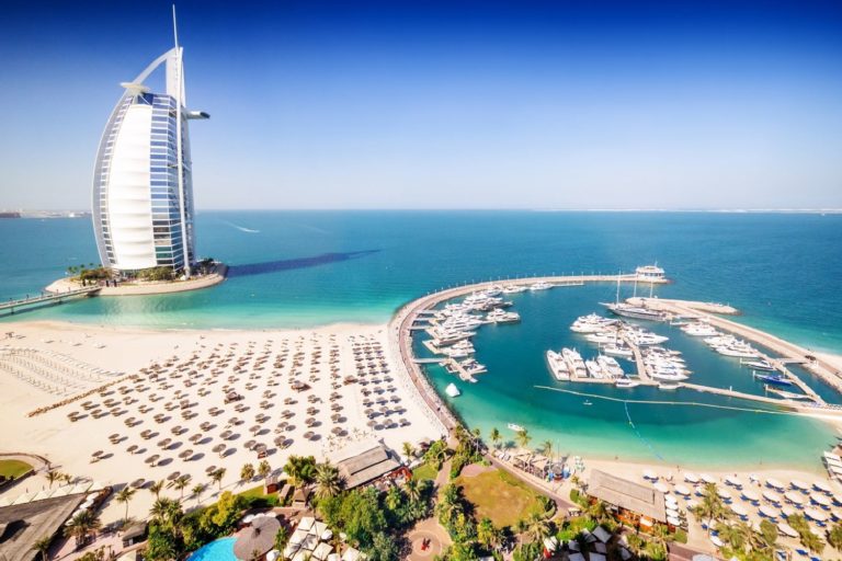 Cidade de Dubai destacando os mares e a areia. Custo de vida em Dubai.