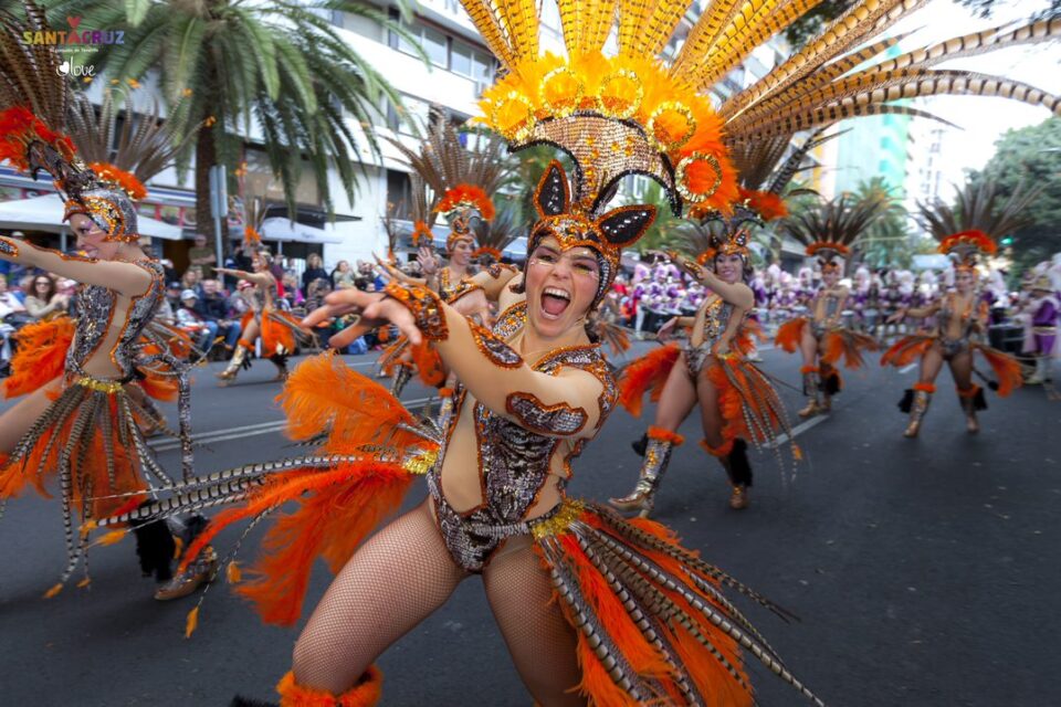 Mulher desfilando na rua no carnaval de Tenerife. Carnaval pelo mundo.