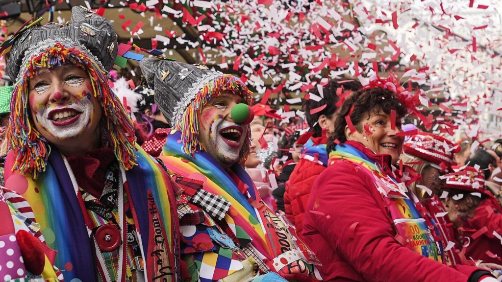 Pessoas na rua em festejo do carnaval de Colônia, na Alemanha. Carnaval pelo mundo.