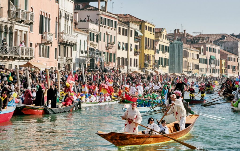Gondolas no carnaval de Veneza e pessoas comemorando. Carnaval pelo mundo.