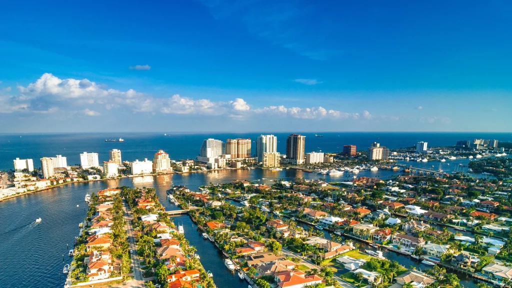 Vista aérea da cidade de Fort Lauderdale, destacando o mar azul e as construções