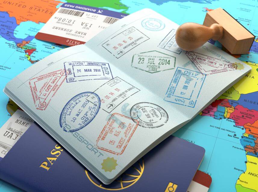 Passaporte carimbado com mapa mundi embaixo. Visto para a Austrália.