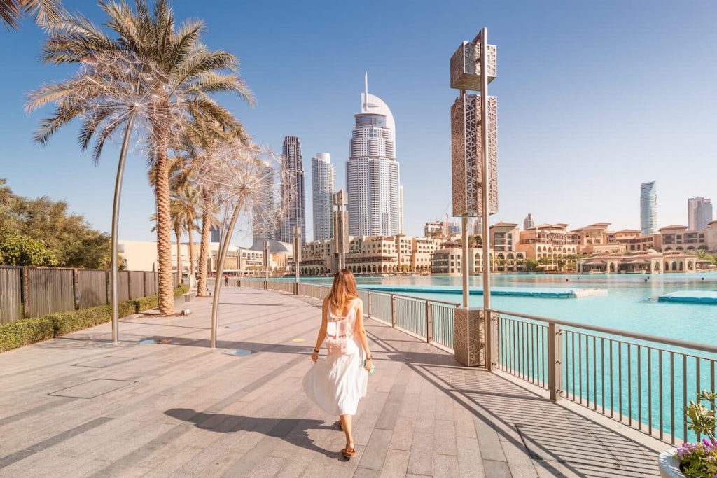 Mulher caminhando sobre ponte em Dubai