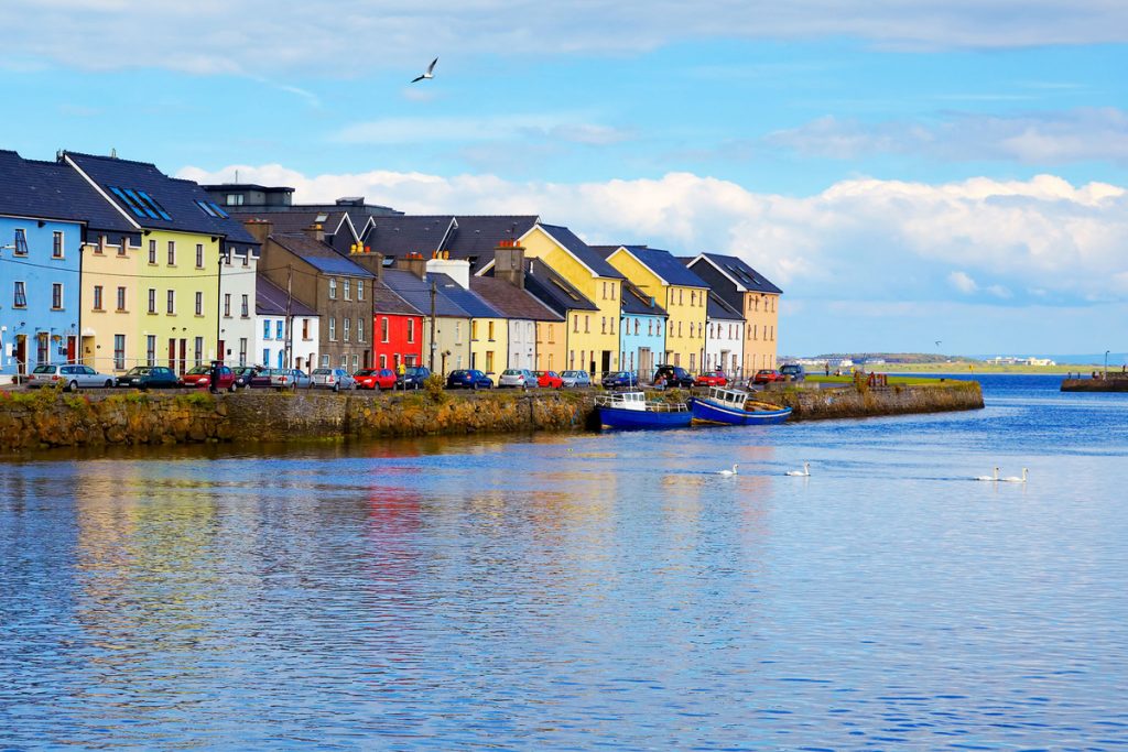 Orla da cidade de Galway, com diversas casas coloridas