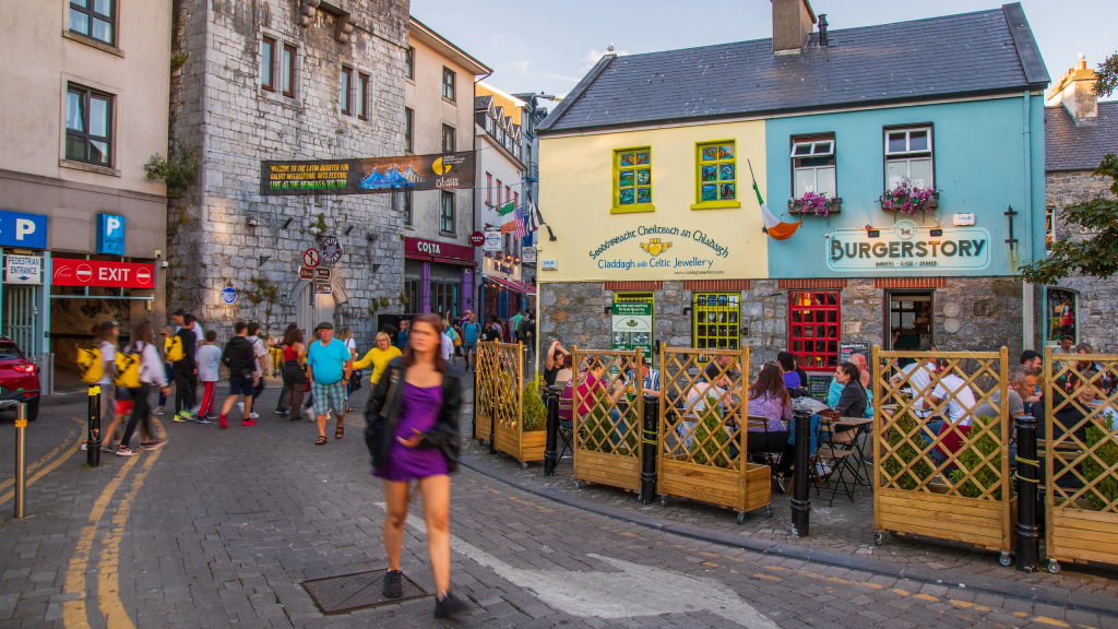 Mulher passeando pelas ruas de Galway