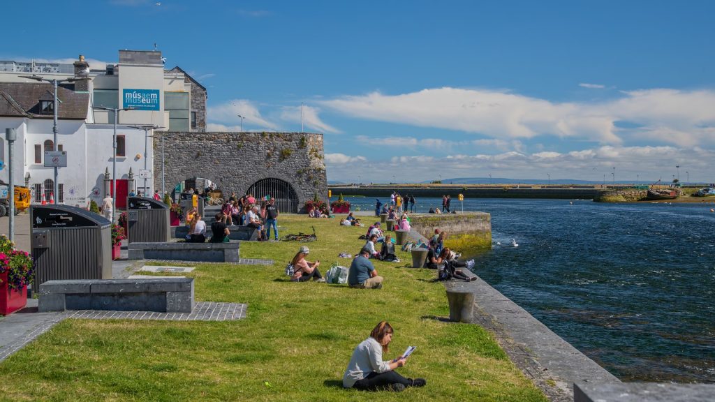 Spanish Arch na cidade de Galway, repleta de pessoas