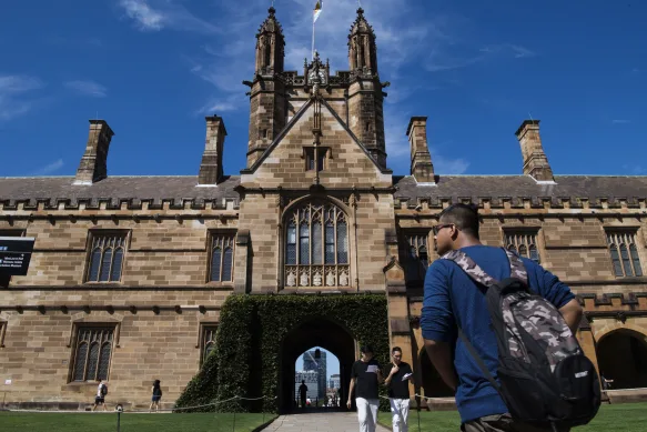 Estudantes na fachada da Universidade de Sydney