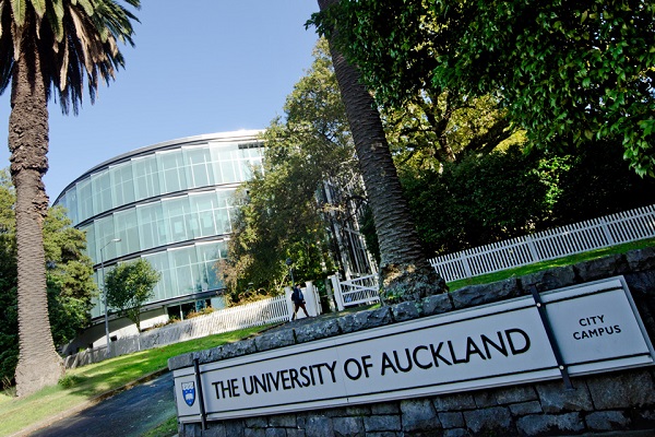 Imagem da placa do city campus da Universidade de Auckland