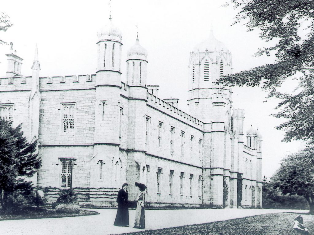 Foto em preto-e-branco dos primórdios da universidade