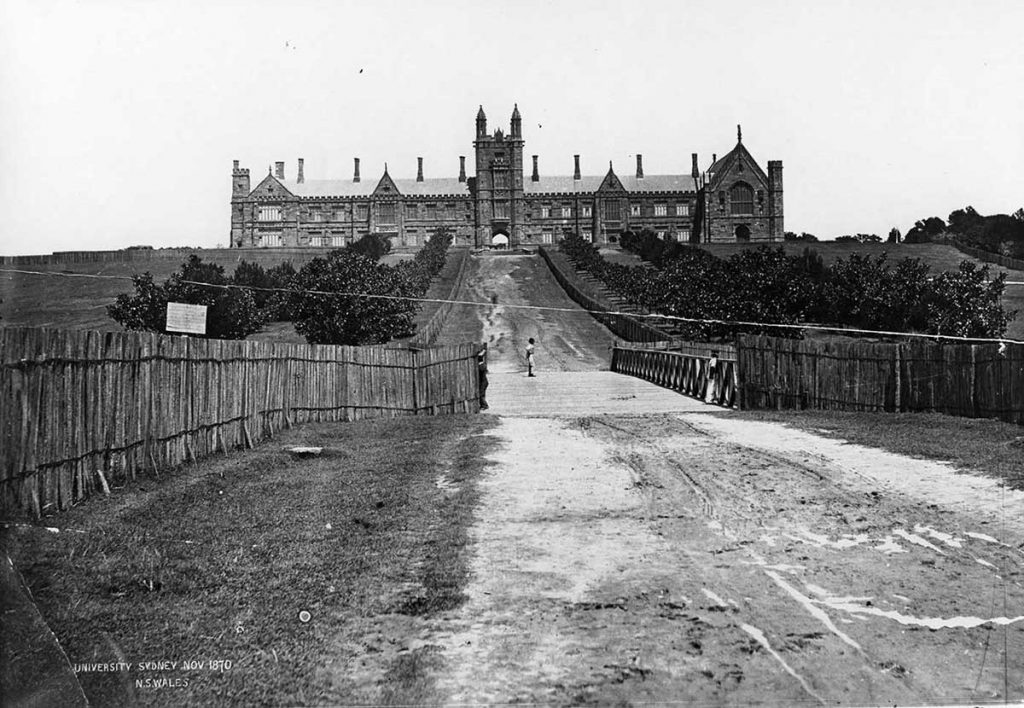 Foto em preto e branco dos primórdios da universidade de Sydney