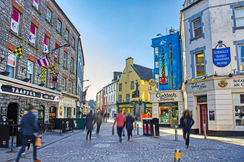 A cidade de Galway durante a tarde. Custo de vida em Galway