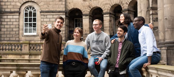 Grupo de estudantes conversando na Universidade de Edimburgo
