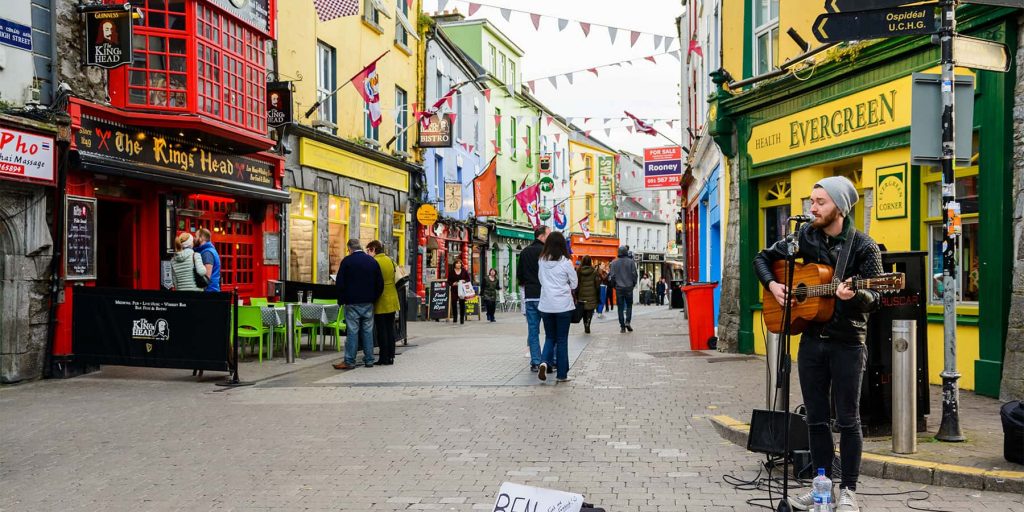 Movimentação na Quay Street, na cidade de Galway, na Irlanda