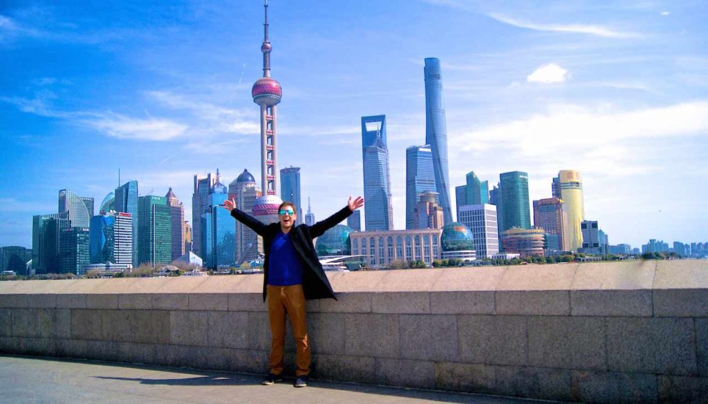 Turista animado tirando foto em seu intercâmbio na China