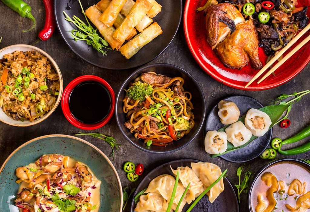 Intercâmbio na China: variedade de pratos chineses sobre uma mesa