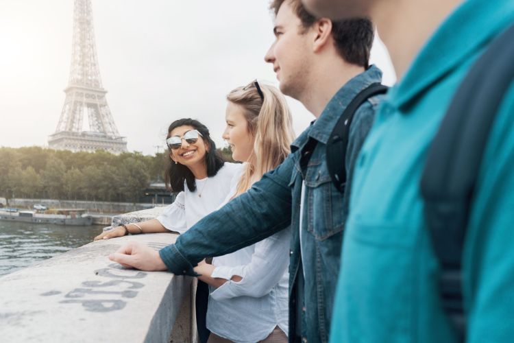 Estudantes observando o horizonte do rio na França. Ensino superior na França.
