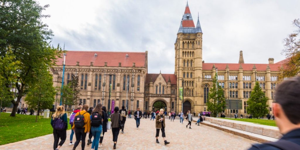 Universidade de Manchester na Inglaterra movimentada