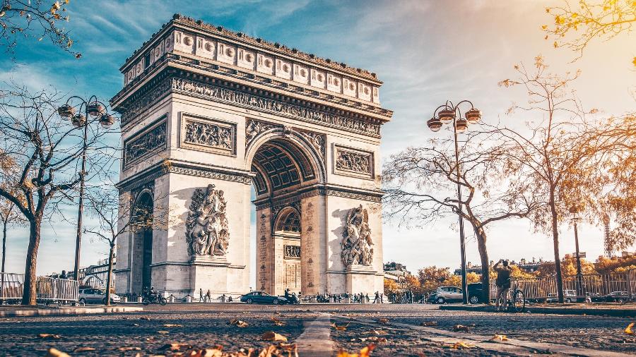 Arco do Triunfo ao entardecer. Custo de vida em Paris.