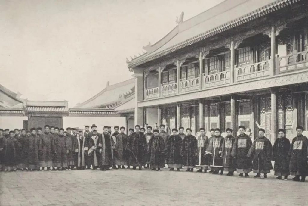 Imagem histórica em preto e branco da Universidade de Pequim