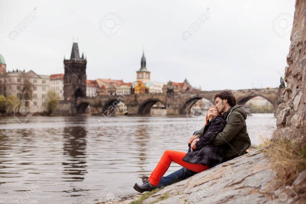 Casal apaixonado em Praga. Cidades românticas