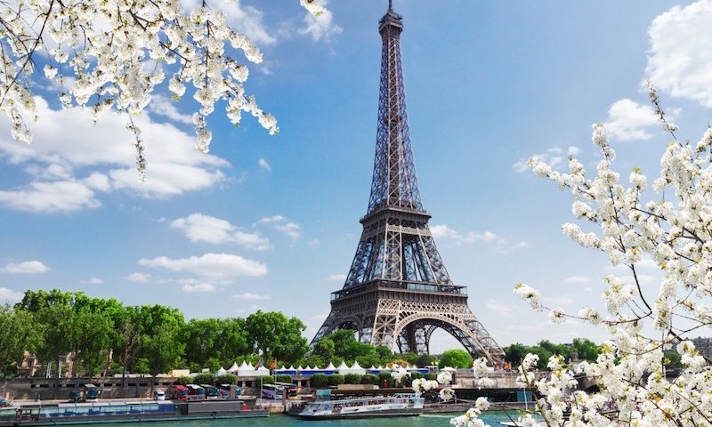 Vista da torre Eiffel, em Paris - cidades românticas