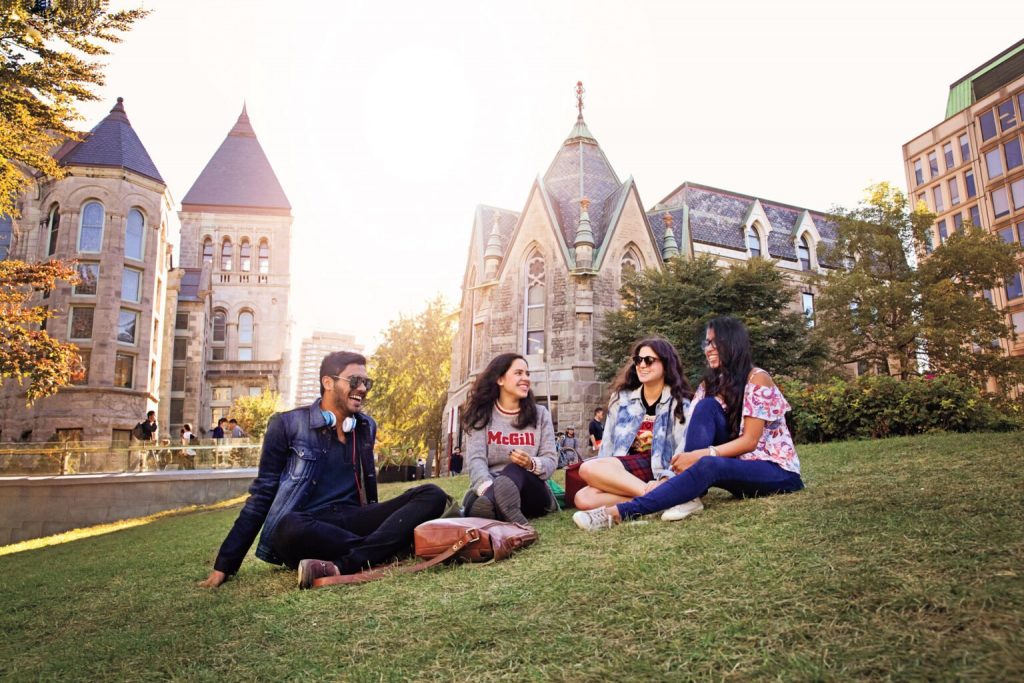 Estudantes sentados no gramado da Universidade McGill