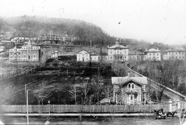 Imagem em preto-e-branco histórica da Universidade