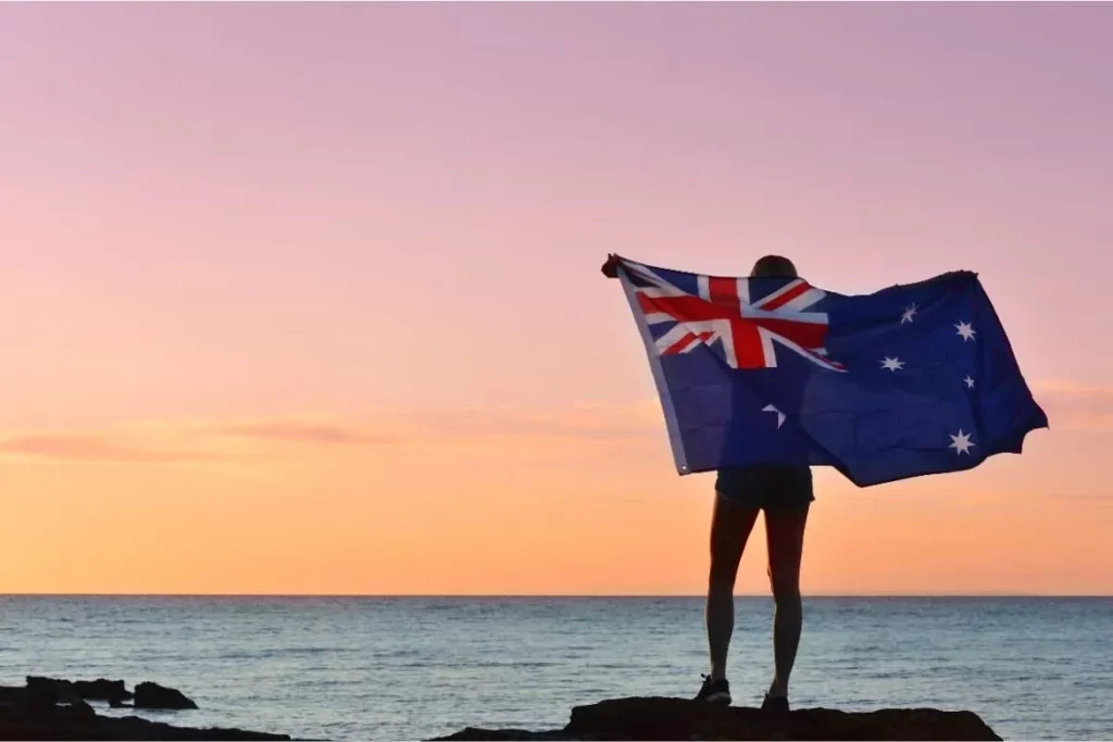 Mulher segurando a bandeira da Austrália sobre as costas