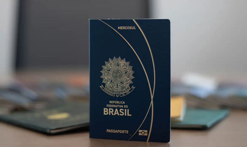 Passaporte brasileiro sobre mesa.