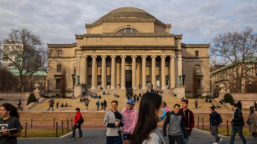 Exterior da Universidade Columbia com o fluxo de alunos