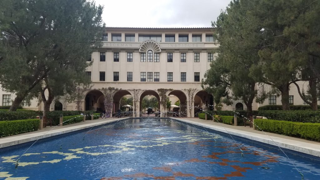 Campus da Universidade Caltech com sua enorme piscina
