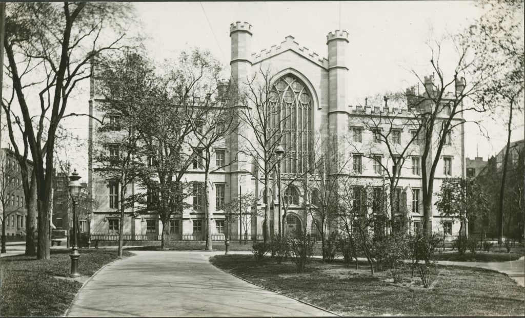 Imagem histórica em preto e branco do prédio central da Universidade de Nova York