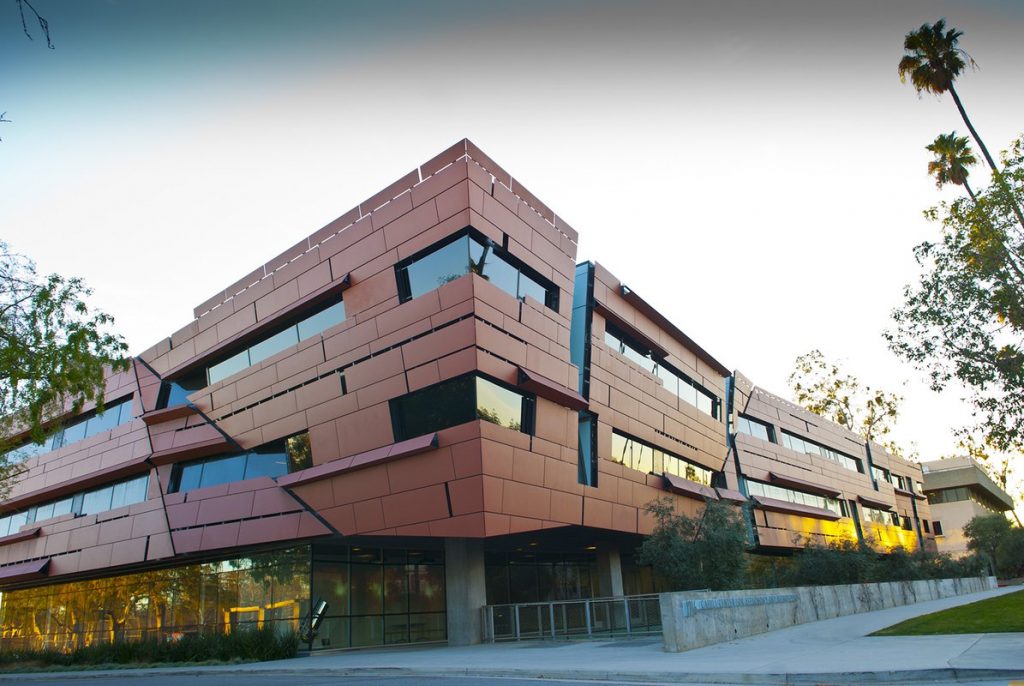 Imagem externa do prédio da Caltech em Pasadena