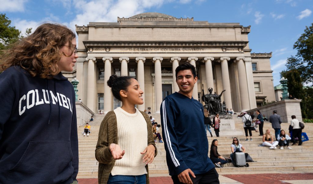 Estudantes na fachada do prédio principal da universidade Columbia