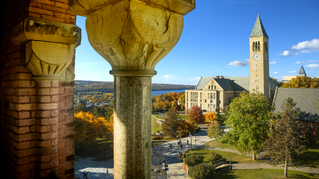 Imagem da Universidade Cornell com sua torre