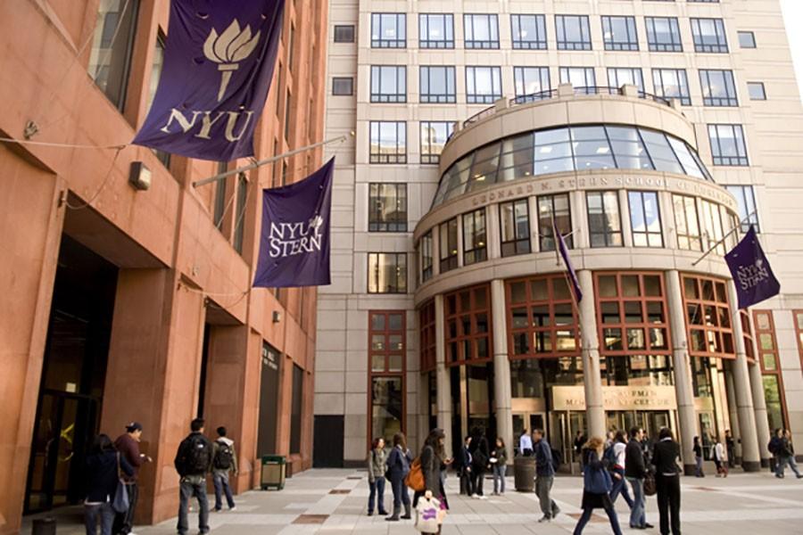 Rua da Universidade de Nova York movimentada por estudantes