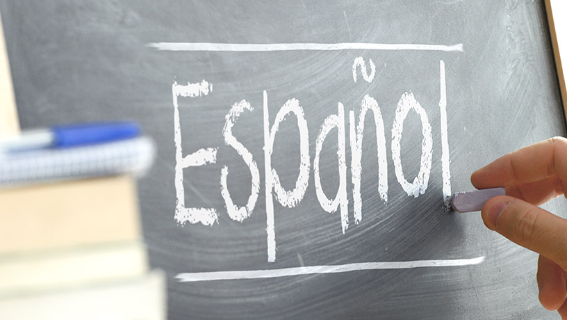 Estudar espanhol: "Español" escrito sobre um quadro com giz