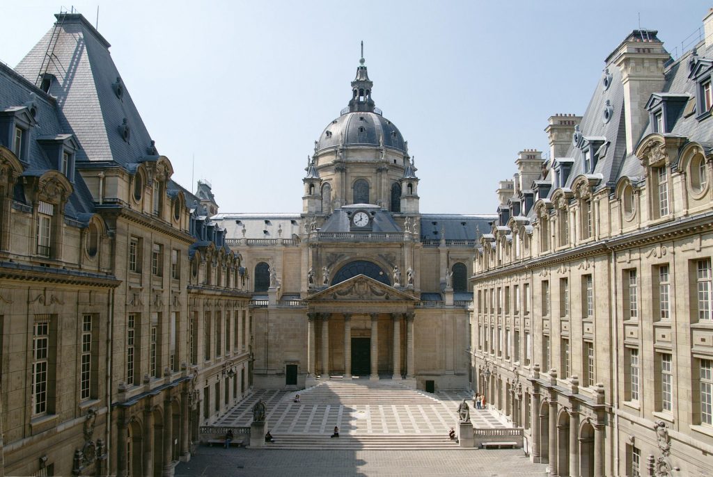 Fachada da tradicional Universidade Sorbonne, na França