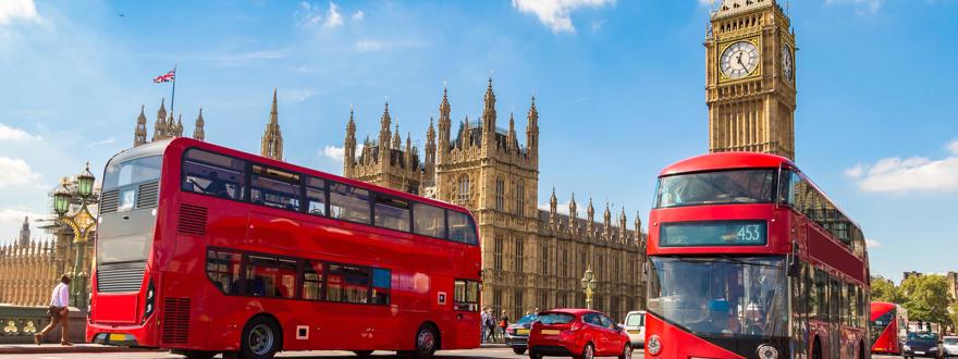 ônibus vermelhos típicos do Reino Unido | Ensino médio na Inglaterra