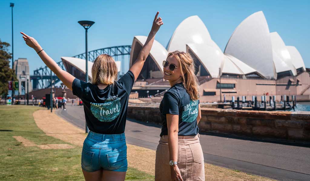 Duas mulheres aproveitando o passeio próximas à Opera House de Sydney, na Austrália