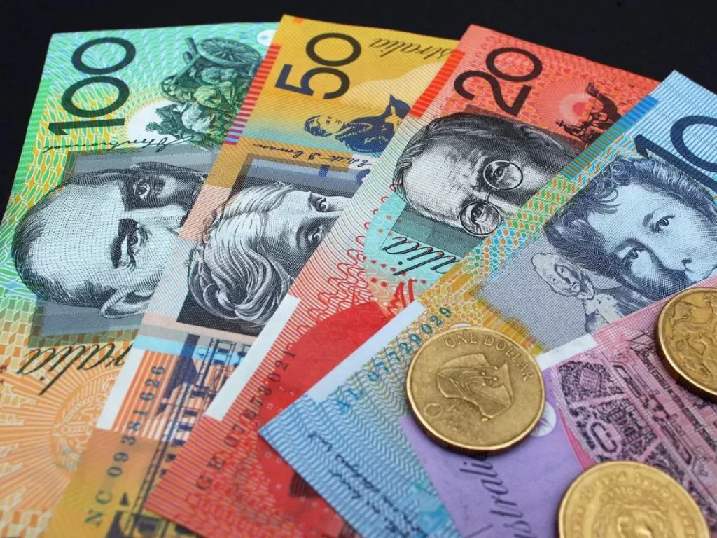 Dólares australianos sobre uma mesa | Comprovação financeira Austrália