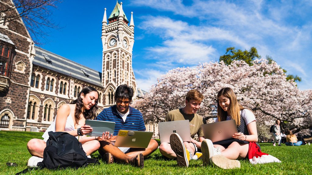Alunos de ensino superior sentados no campus na universidade | Educação na Nova Zelândia