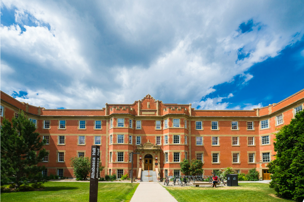 Fachada do Athabasca Hall, um dos mais imponentes prédios da universidade de Alberta