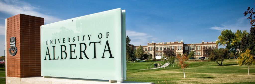 Imagem da entrada da Universidade de Alberta, com a placa em destaque