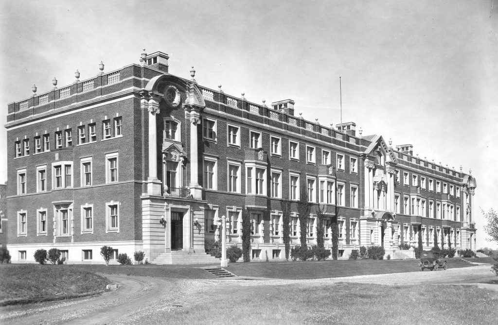 Imagem histórica em preto e branco da Universidade de Alberta